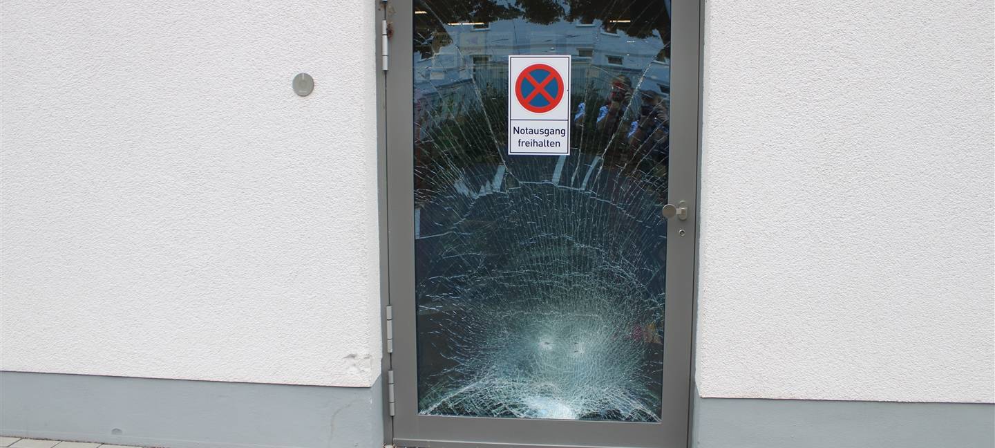 Auto rammt Supermarkt