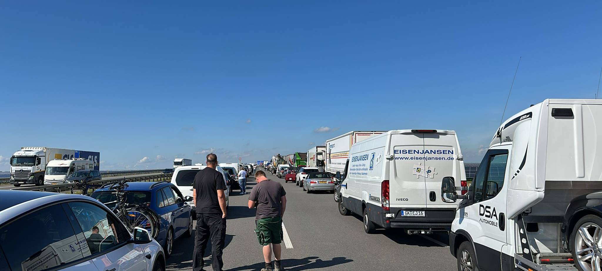 Gefahrguttransporter sorgt für stundenlange Sperrung der A44