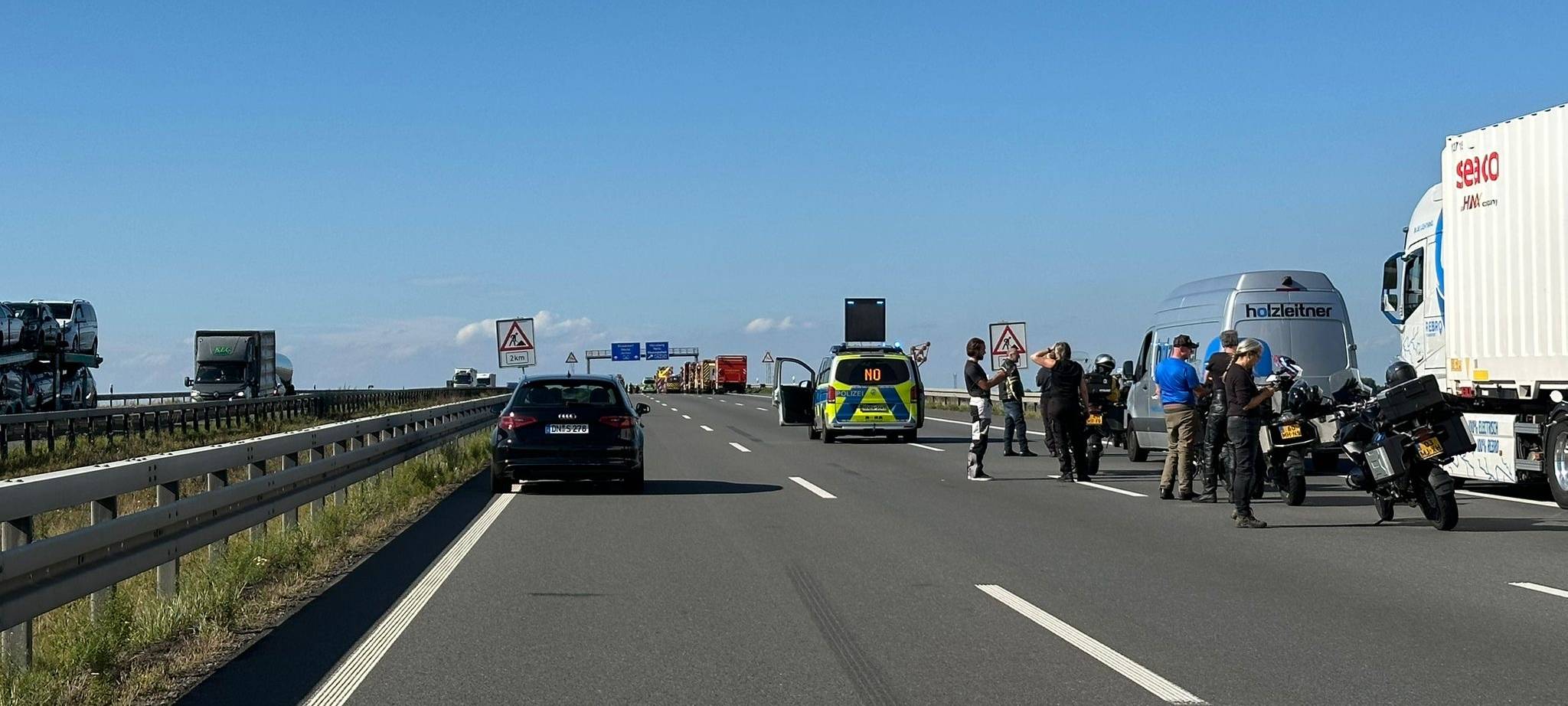 Gefahrguttransporter sorgt für stundenlange Sperrung der A44