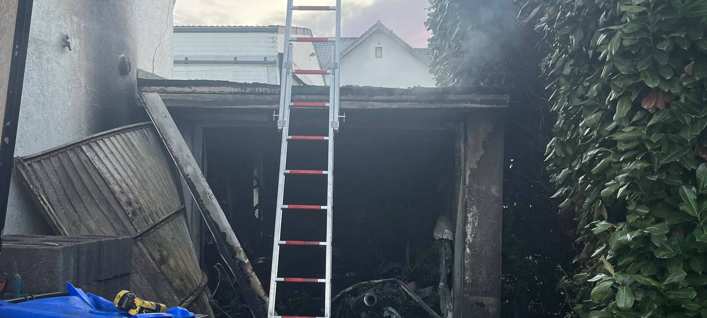 Garage durch Feuer zerstört
