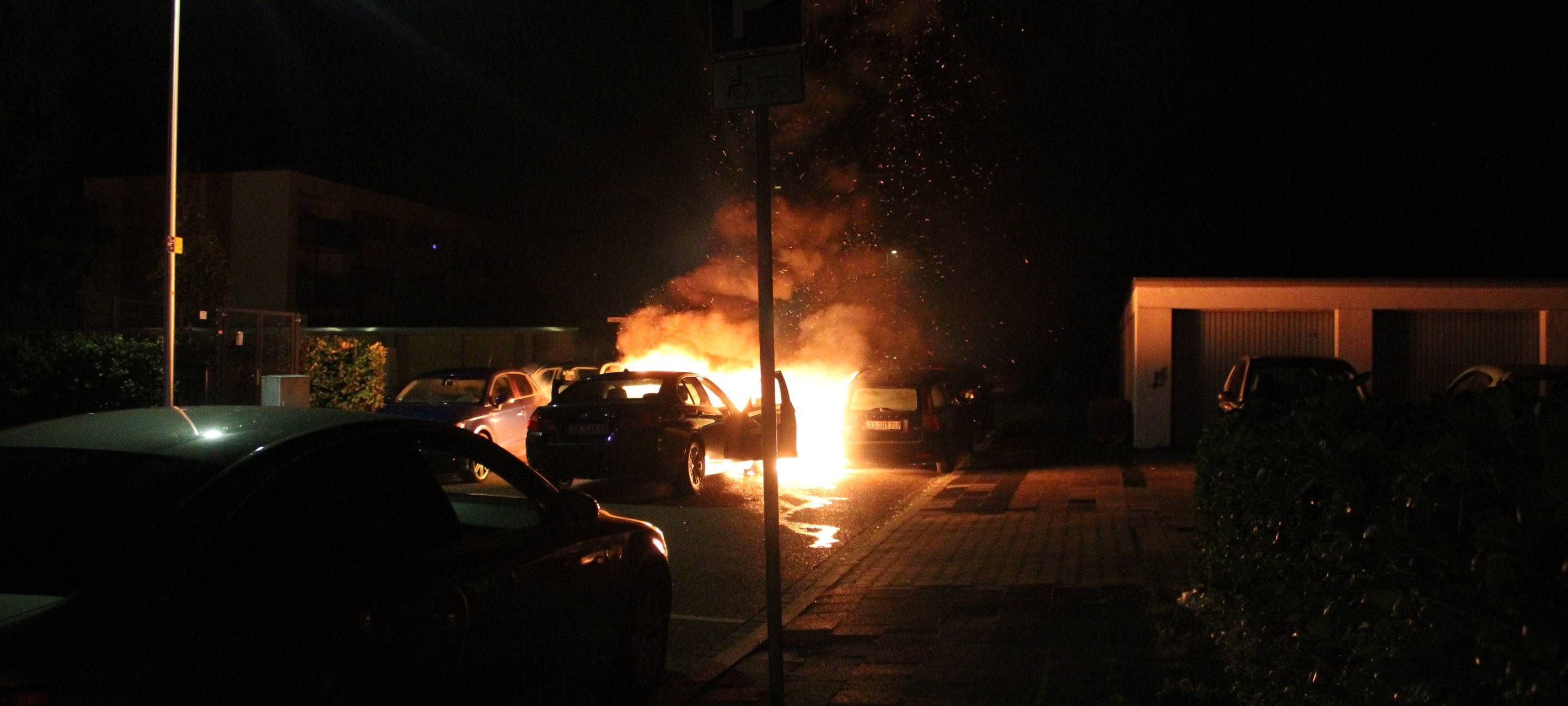 Fünf Fahrzeuge bei Autobrand beschädigt
