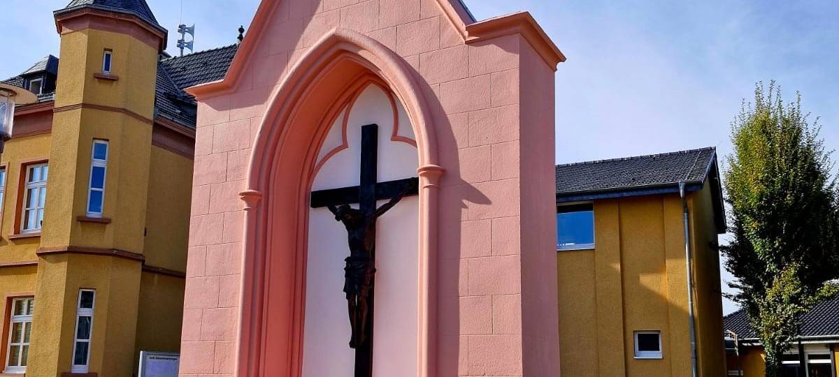 Denkmal vor Rathaus in Vettweiß ist restauriert