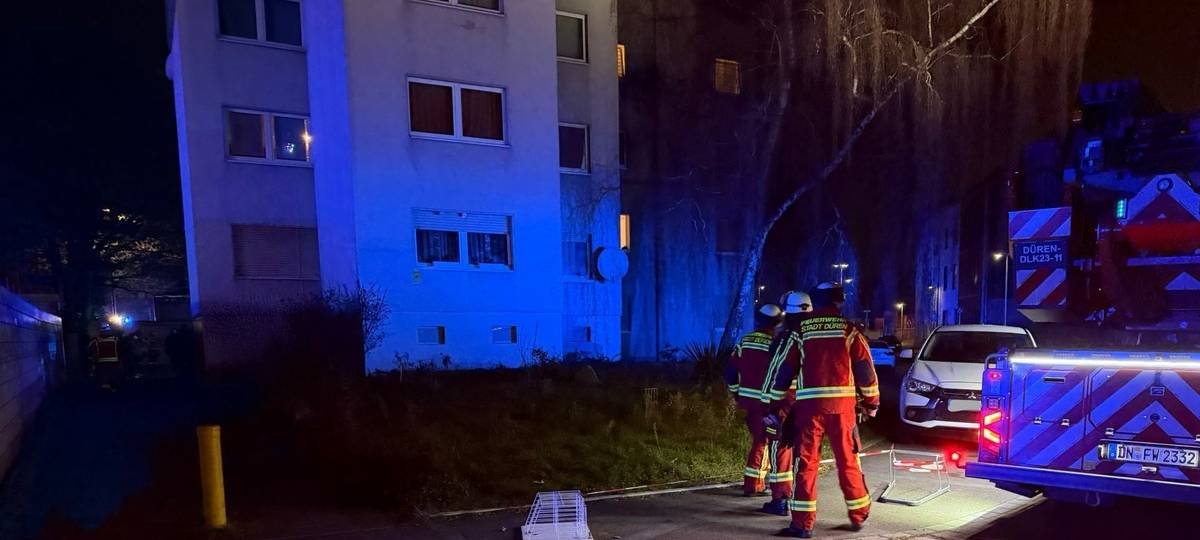 Zimmerbrand in Düren: Großeinsatz an der Tivolistraße