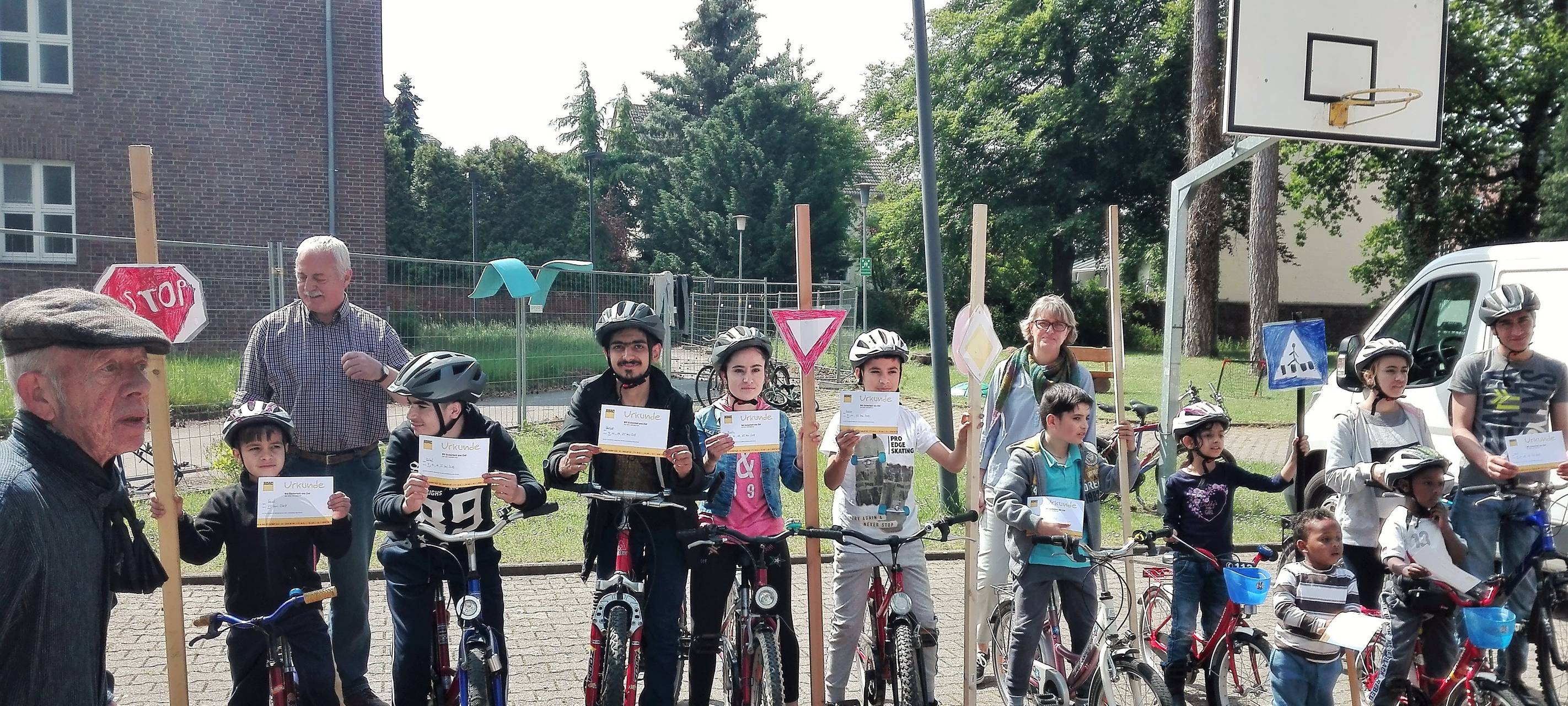 Kinder lernen Radfahren
