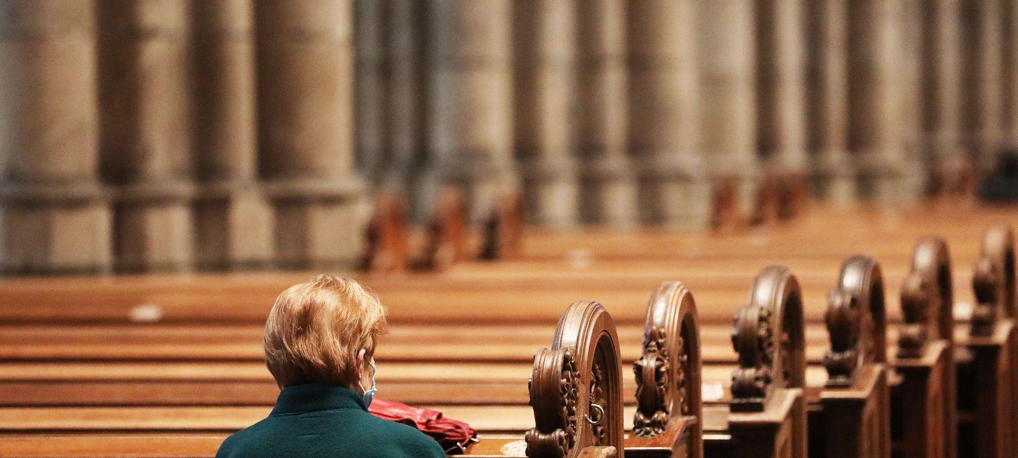 Eine Frau im Kölner Dom