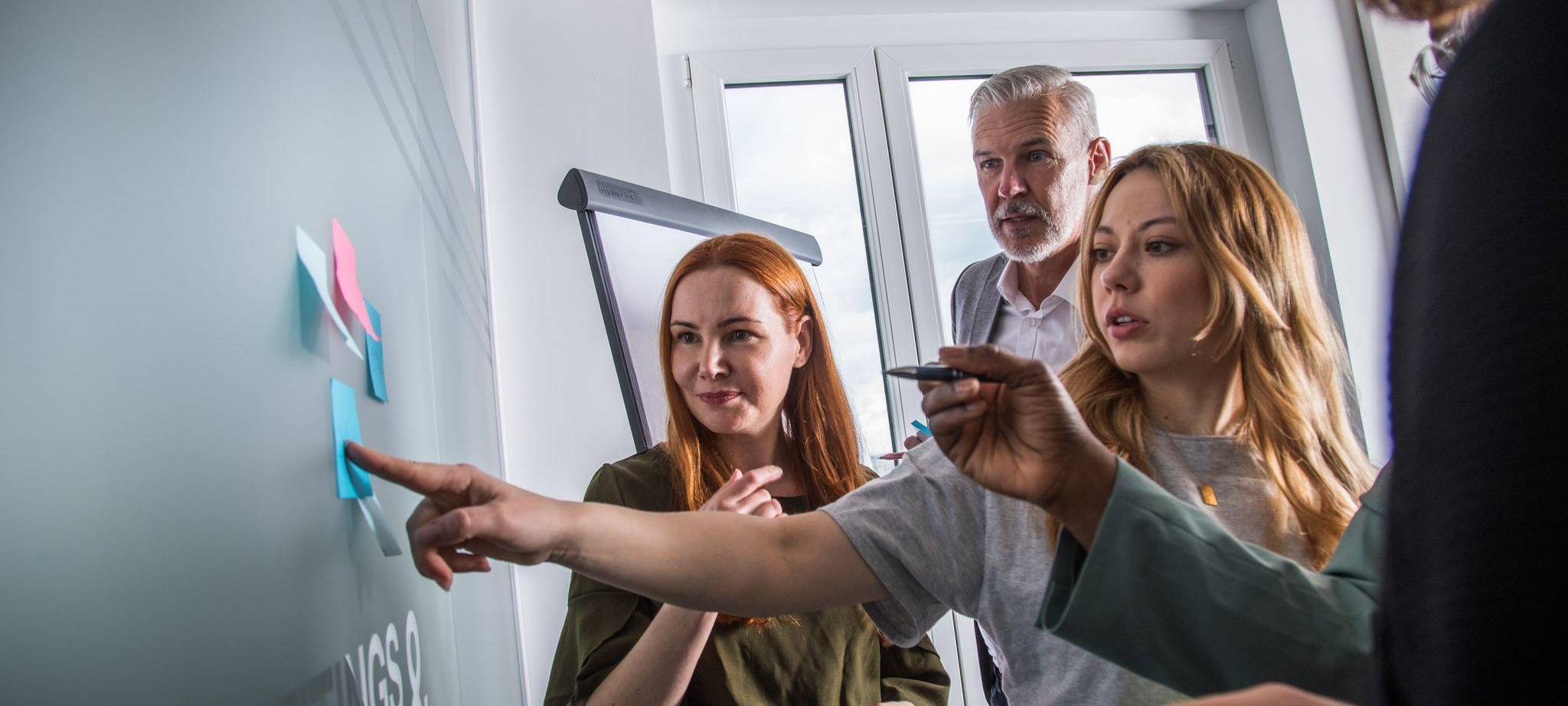 Eine Gruppe Kollegen arbeitet zusammen