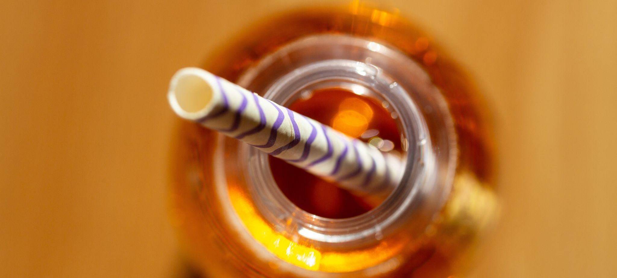 Strohhlam steckt in einem Softdrink