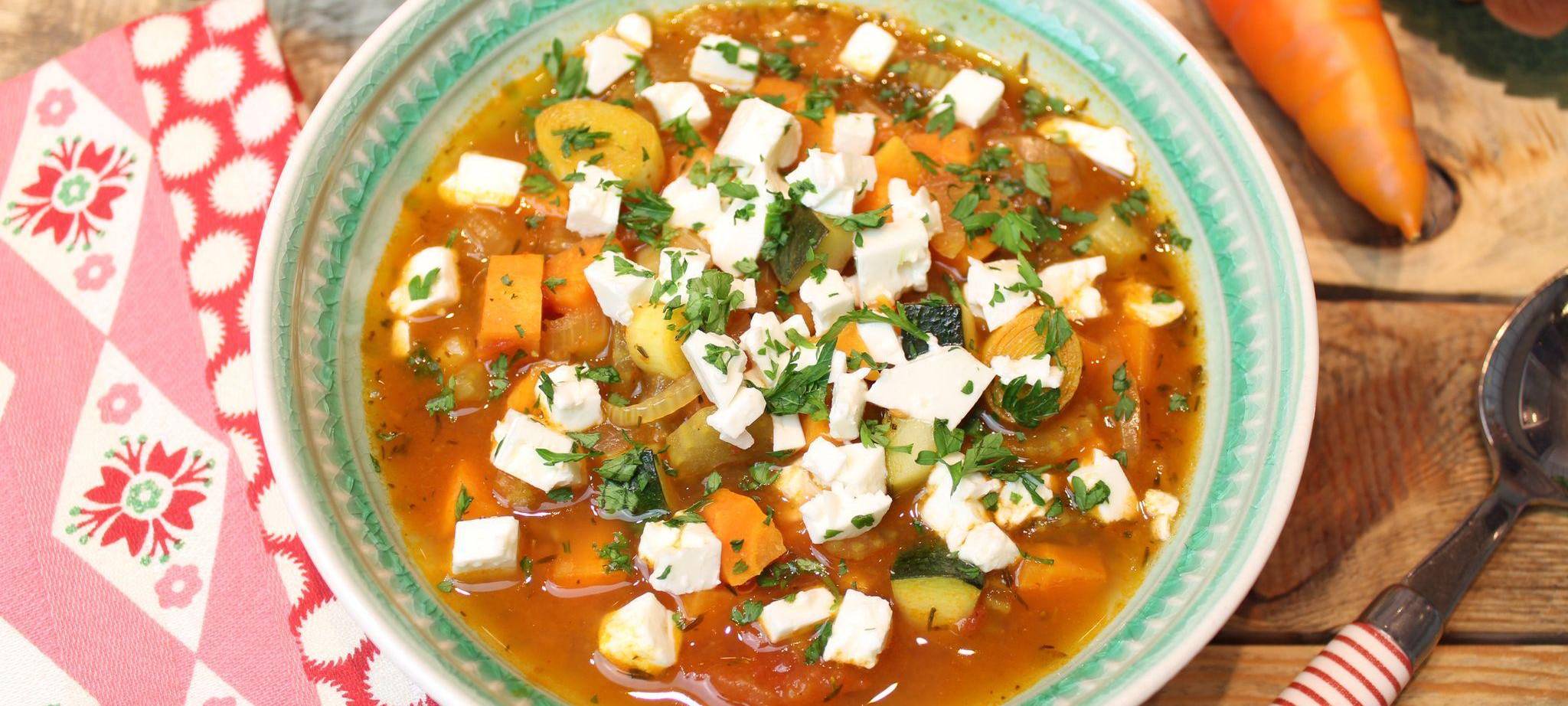 Griechische Gemüsesuppe mit Feta