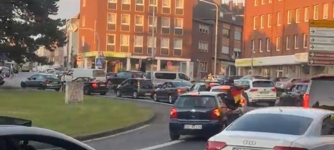 Autokorso legt Kreisverkehr in Düren lahm
