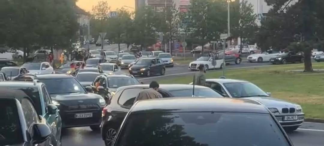 Autokorso legt Kreisverkehr in Düren lahm