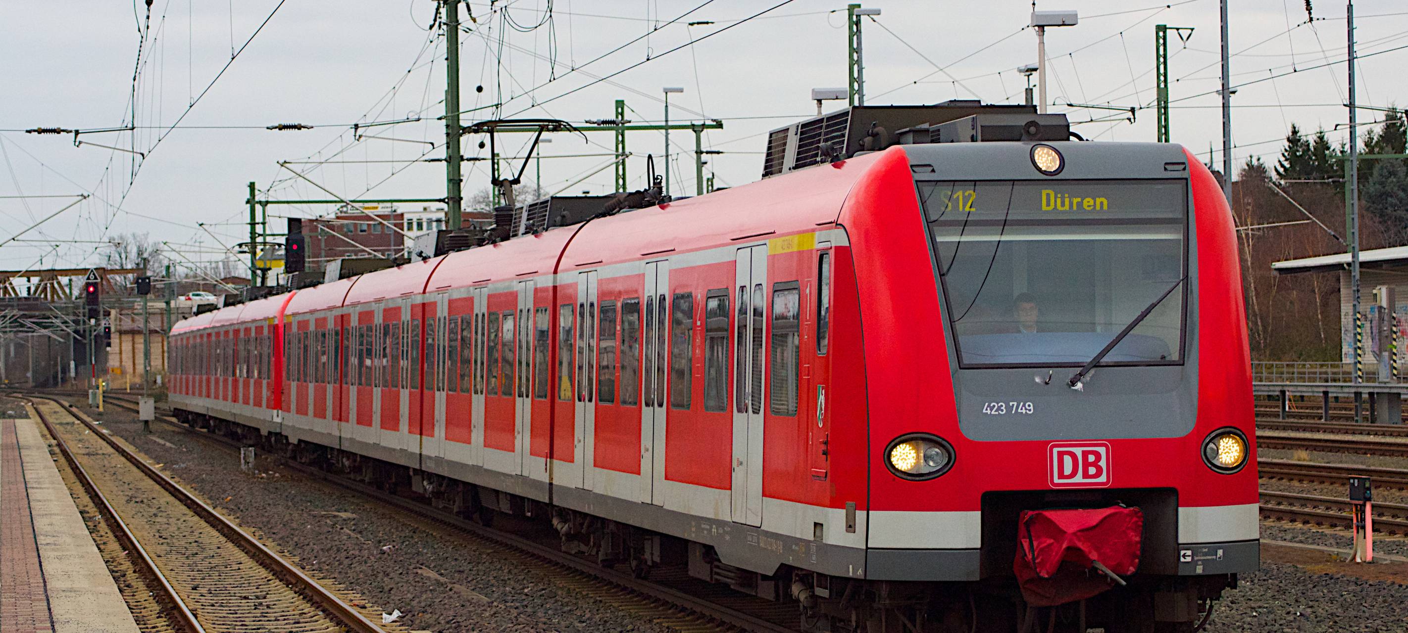 Personen im Gleis: S-Bahnstrecke zwischen Düren und Köln zeitweise gesperrt