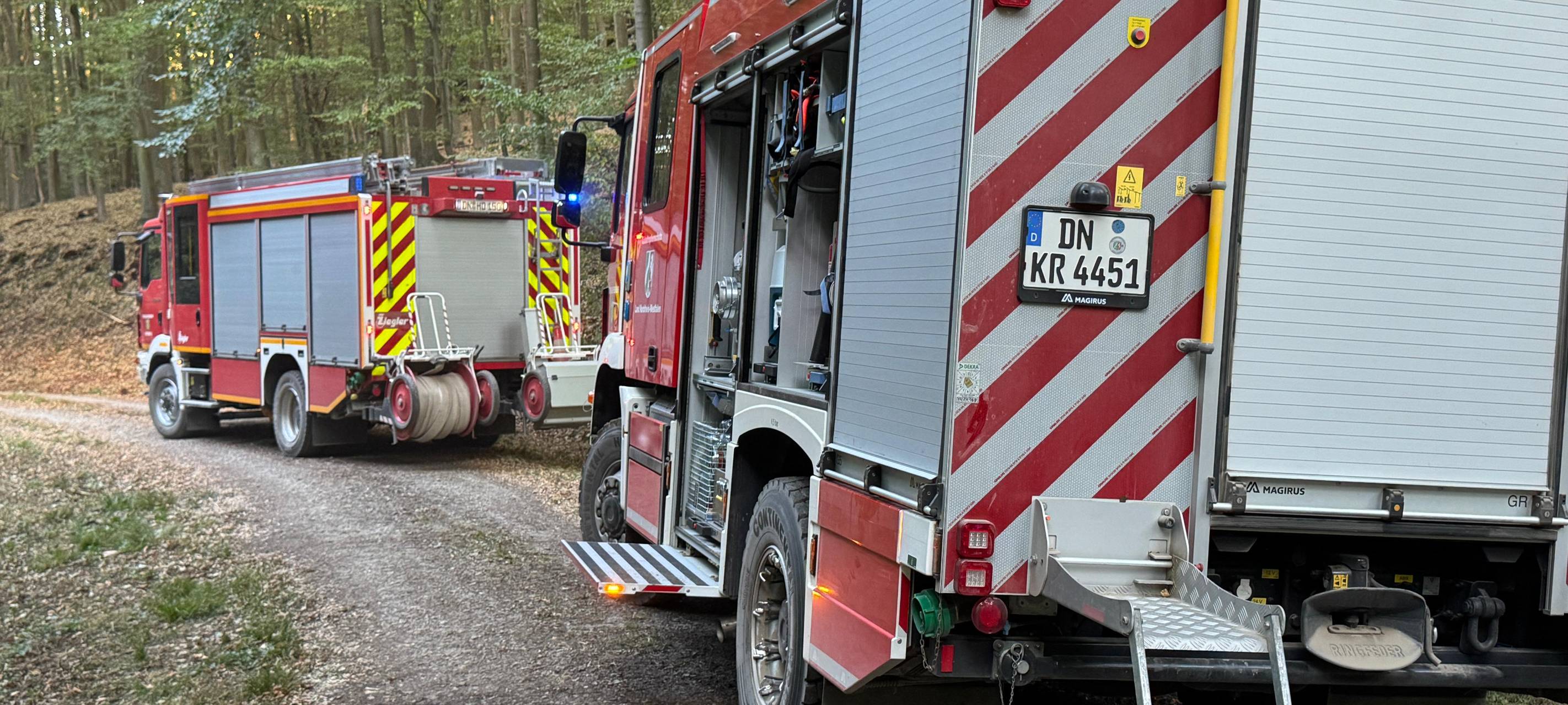 Waldbrand bei Gey: Feuer noch 270 Meter vom Ortsrand entfernt